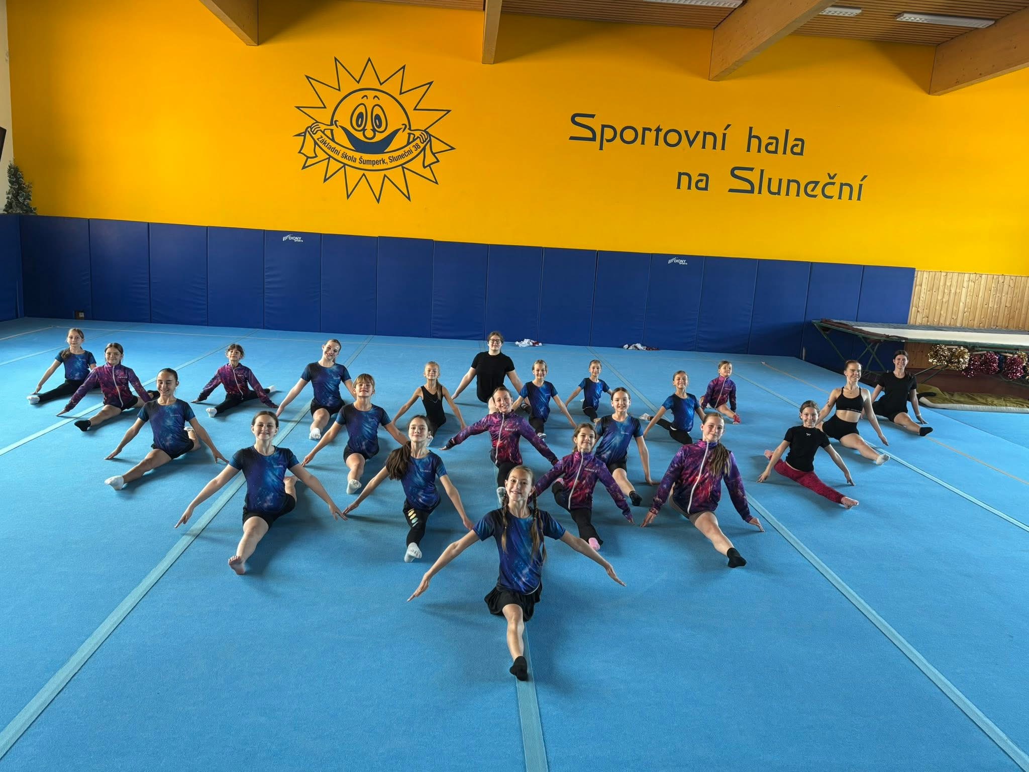 Děti při gymnastice